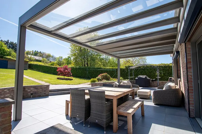 Pergola aluminium à toiture vitrée couvrant une terrasse
