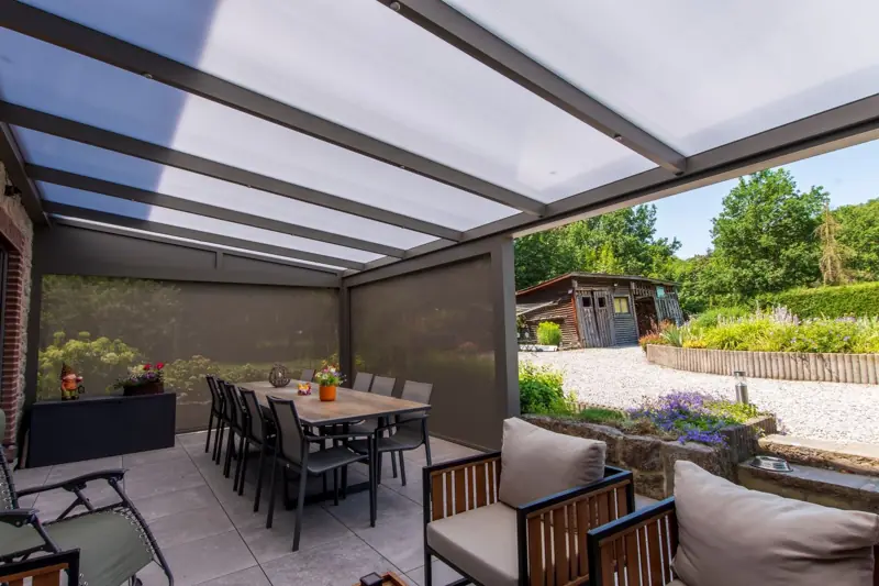 Pergola semi-fermée par un screen avec espace repas extérieur