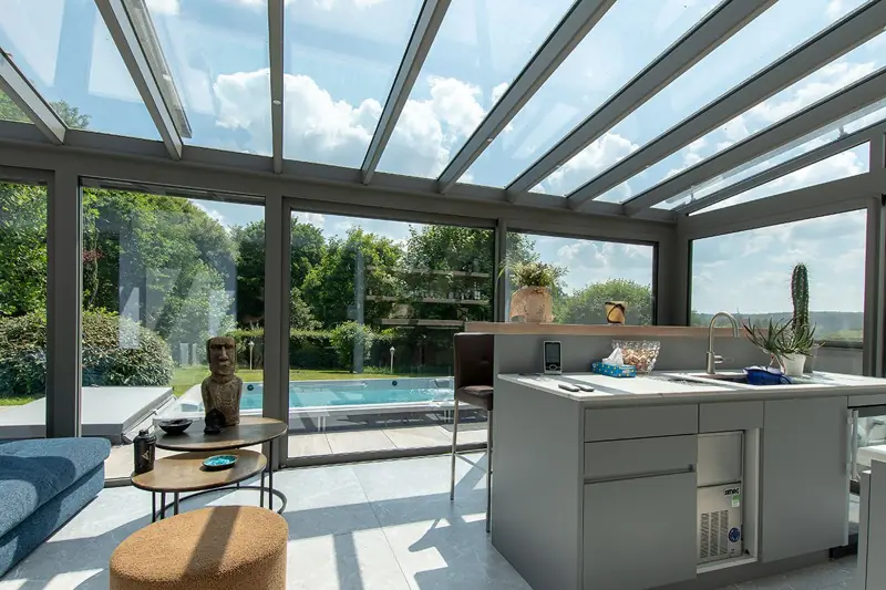 Véranda contemporaine à grandes baies vitrées avec cuisine ouverte