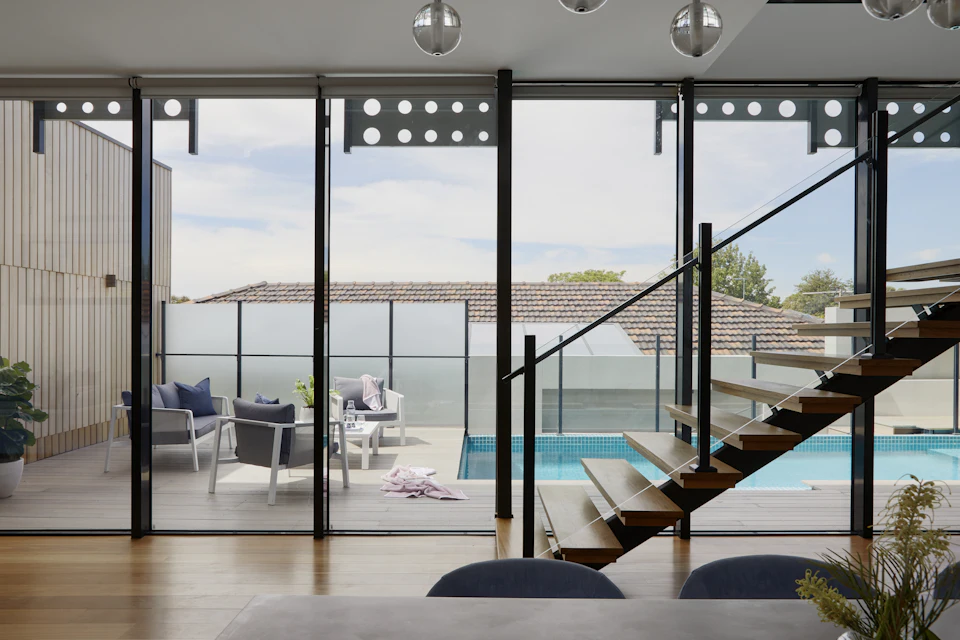 Extension contemporaine à toiture plate ouverte sur une terrasse